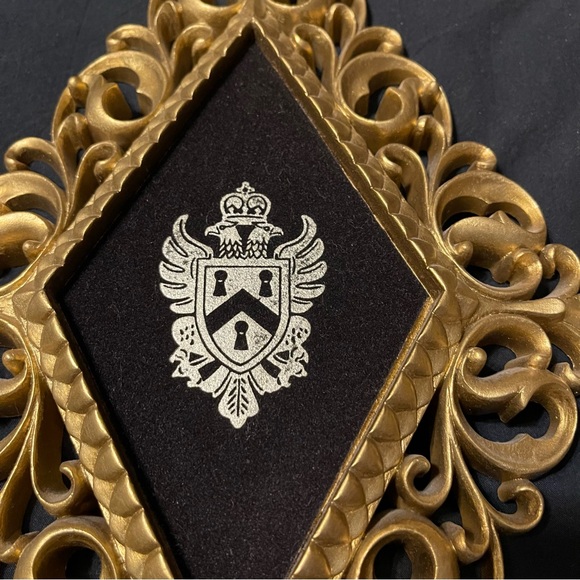 Vtg Hollywood Regency Gold Ornate Wall Plaques Heraldic Crest Set of 4 Velvet - Picture 4 of 8